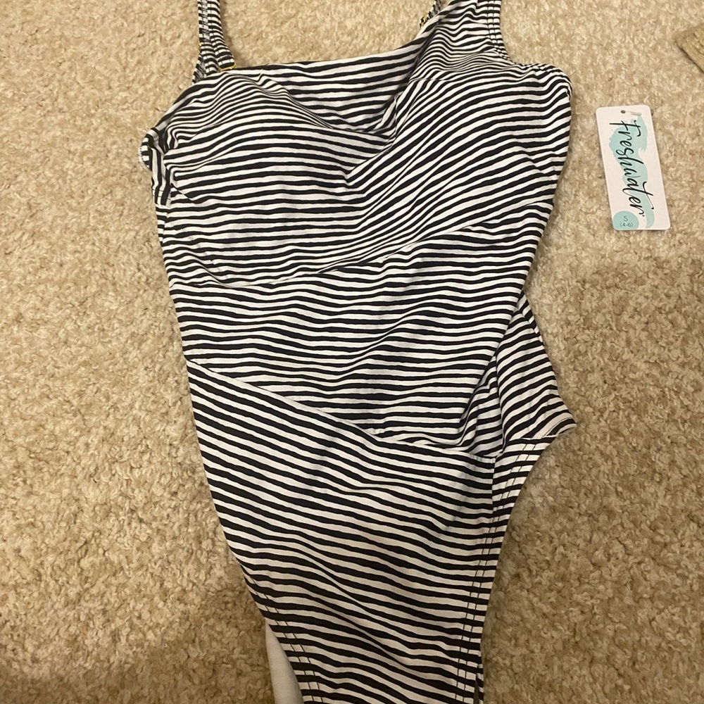 🌸 NWT Freshwater swimsuit in (4-6) S.